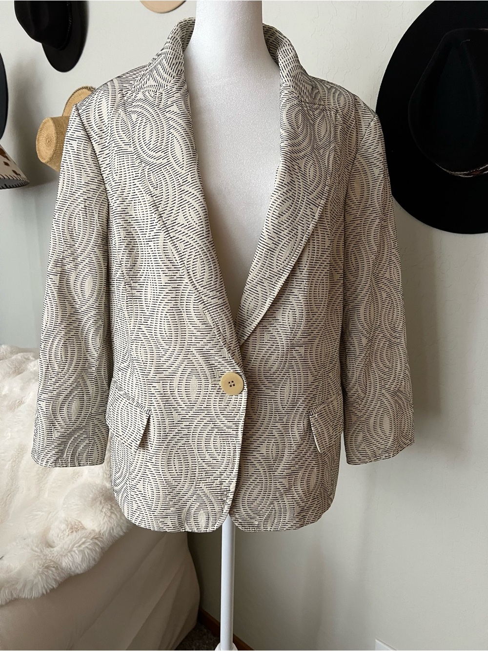 Lafayette 148 New York - Women’s Cream Patterned Single-Button Blazer Size 16